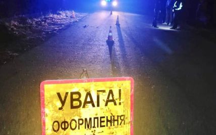 Під Івано-Франківськом нетверезий чоловік збив на автівці жінку та зник з місця аварії: постраждала в лікарні