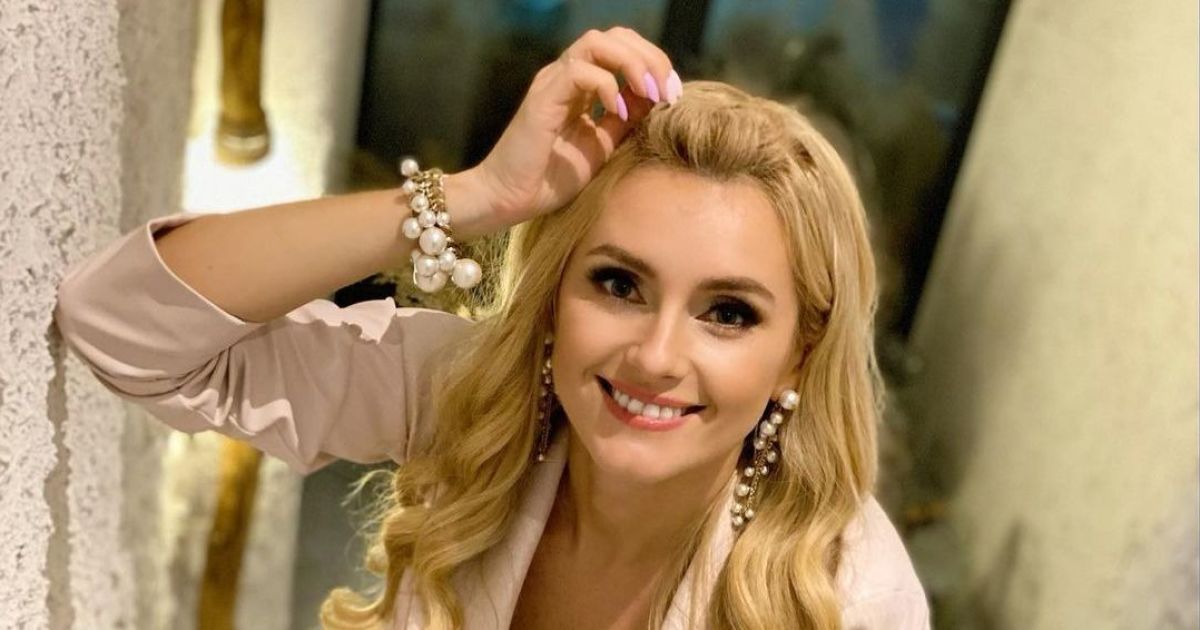 Ірина Федишин без макіяжу в обтислій футболці показала, як качається у спортзалі