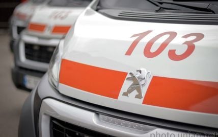 На Київщині п'яні дівчата-підлітки побили лікарів "швидкої" та напали на поліцейських