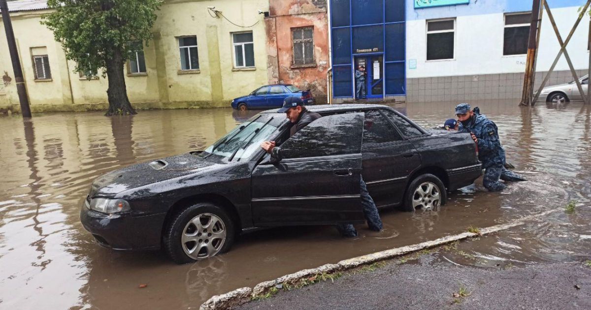 "Дороги перетворилися на річки": через зливу в Одесі поліція перекрила рух затопленими вулицями