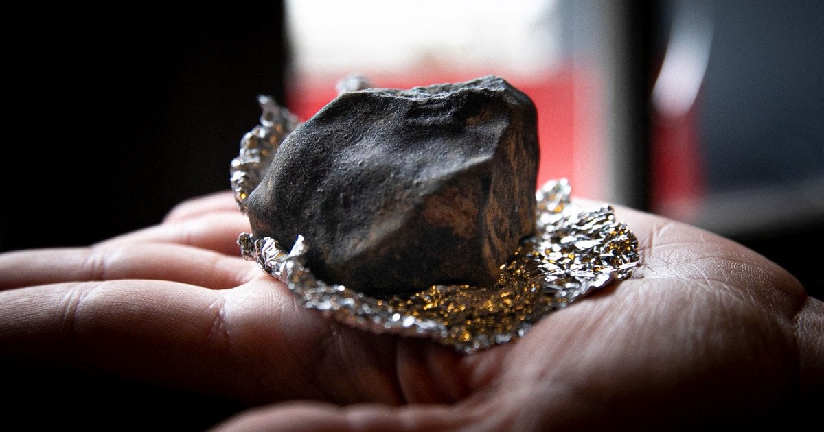 Метеорит з астероїда 2023 CX1, знайденого 15 лютого 2023 року у Франції