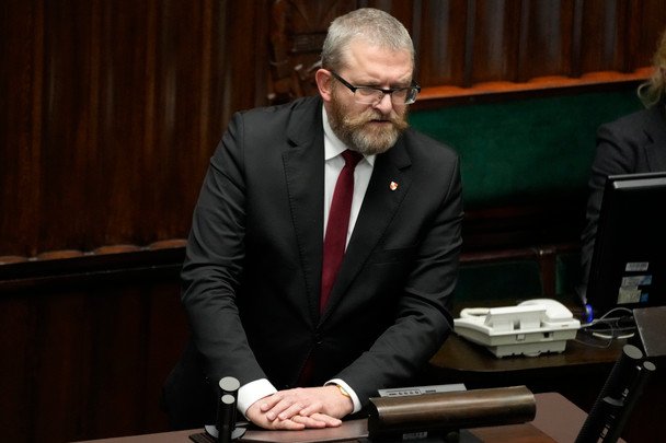 Скандал в Польше: кандидат в президенты выбросил флаг ЕС на пол и вытер им обувь (фото)