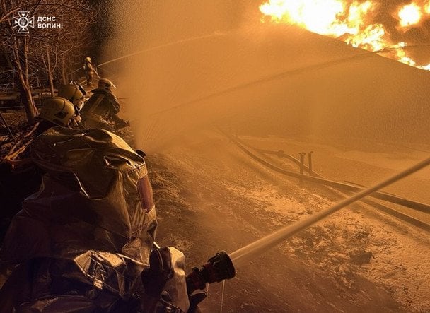 Ліквідація пожежі у Волинській області після російської атаки у ніч проти 1 січня / © ДСНС