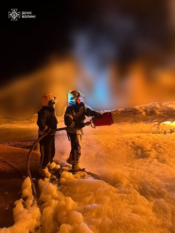 Ліквідація пожежі у Волинській області після російської атаки у ніч проти 1 січня / © ДСНС