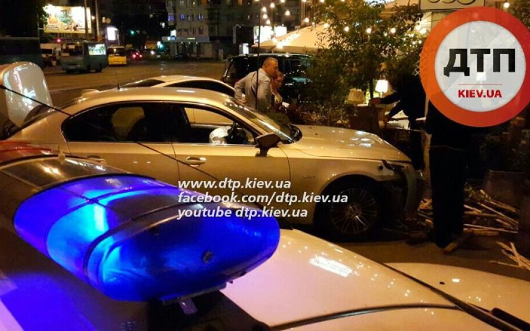 Мужчина врезался в столик кафе / © facebook.com/dtp.kiev.ua