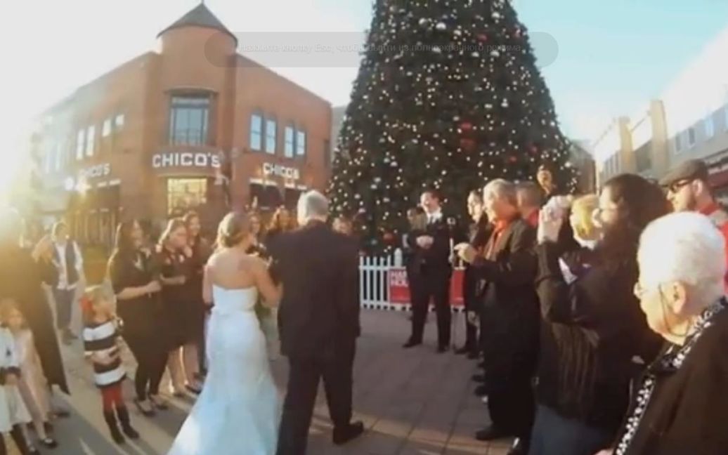 Гости подбадривали невесту. / © YouTube/Chris Green
