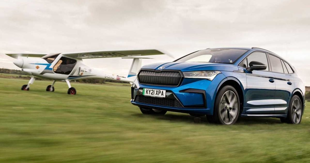Електрокар від Skoda влаштував дуель з електричним літаком
