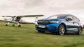 Электрокар от Skoda устроил дуэль с электрическим самолетом