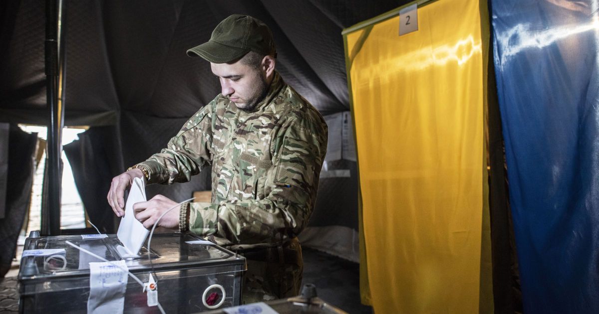 На передовій голосували за Порошенка, але більшість військових за Зеленського – результати у зоні ООС