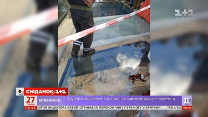 Долгожданный стеклянный мост в центре Киева закрыли сразу после открытия