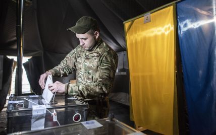 На передовій голосували за Порошенка, але більшість військових за Зеленського – результати у зоні ООС