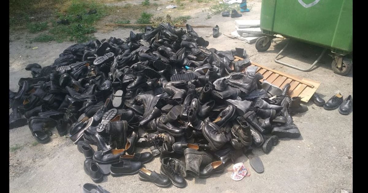 Моторошне видовище, яке нагадало концтабір: у Дніпрі викинуте взуття переполохало містян