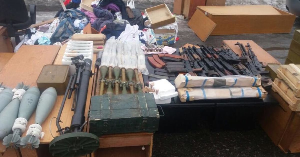 Опубліковано фото арсеналу, який Рубан віз з підконтрольної терористам "ДНР" території_1 / © Facebook/Єгор Карпенко