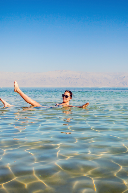 Солнечные пляжи с чистым песком и безумные вечеринки. Почему стоит отдохнуть в Израиле и как это сделать бесплатно
