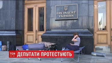 Депутати "Самопомічі" заночували під АП в знак протесту ігнорування владою питання львівського сміття