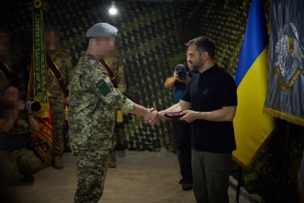 Президент України Володимир Зеленський у передовому командному пункті ССО в районі Вовчанська / © Офіс президента України