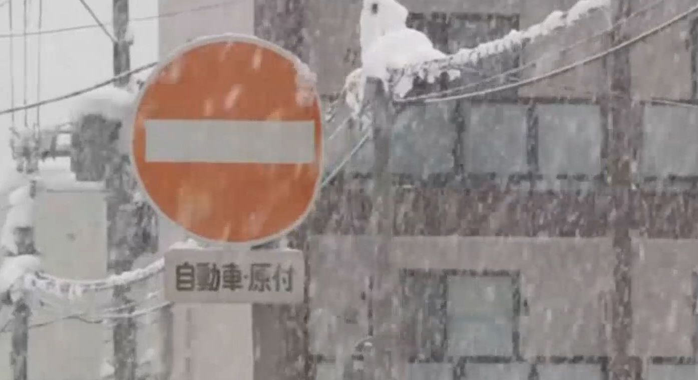 Япония уже вторую неделю страдает от мощного снегопада