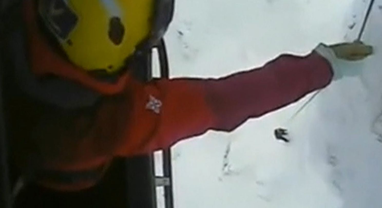 В шотландских горах команда спасателей на вертолете спасла двух лыжников