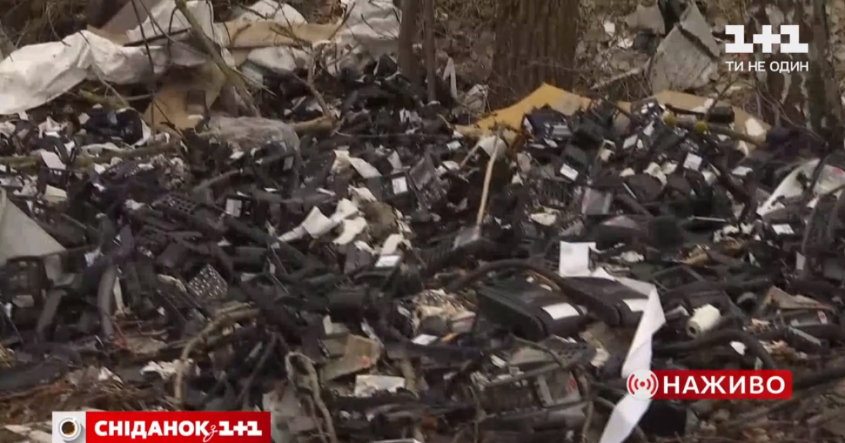 Під Києвом виявили звалище старої оргтехніки: відео