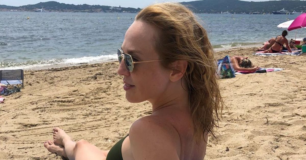 Джанабаева в купальнике похвасталась стройными ножками