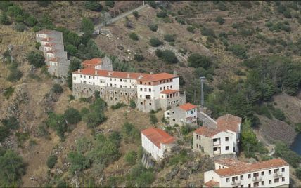В Іспанії недорого продається село: 44 будинки з церквою та басейном