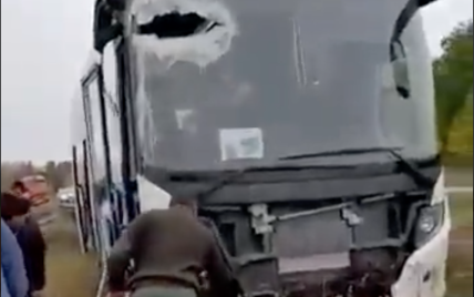 П’яний "мобік" впав на кермо: автобус із мобілізованими росіянами потрапив у ДТП (відео)