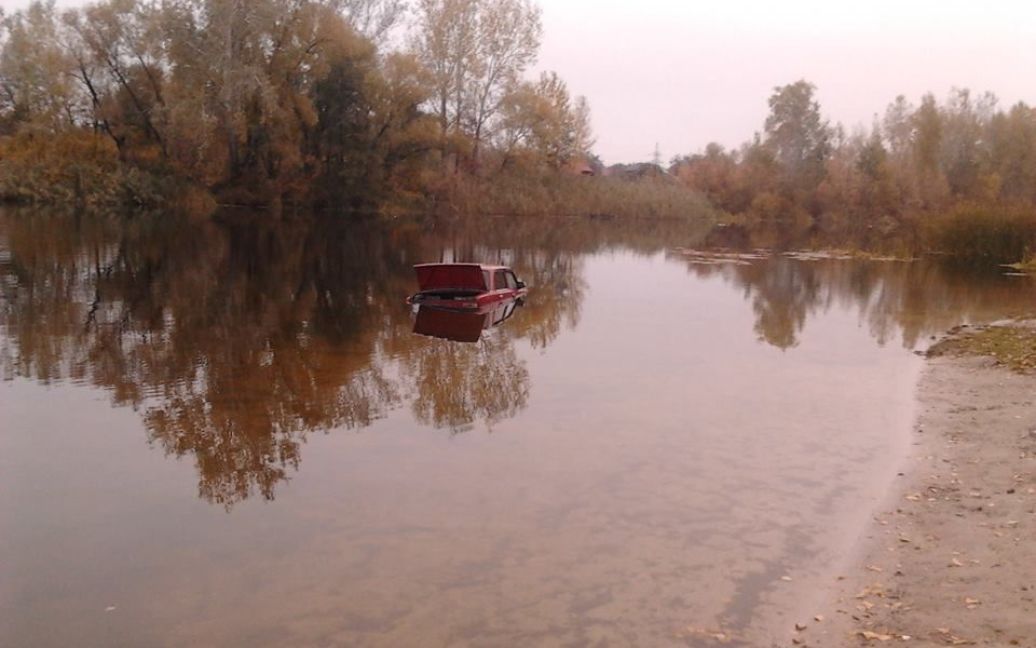 Авто странным образом оказалось в реке / © facebook/Надворсклянська Полтава.Поділ & Левада