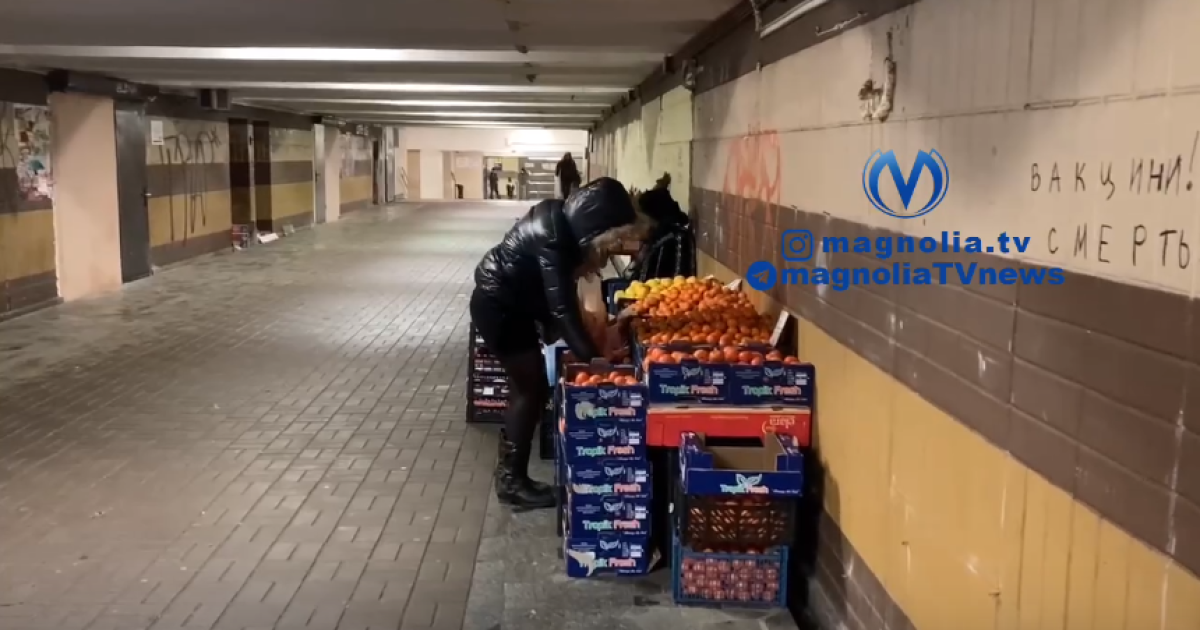 В Киеве на станции метро "Теремки" продают фрукты прямо напротив вывески о запрете торговли: видео