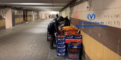У Києві на станції метро "Теремки" продають фрукти просто навпроти вивіски про заборону торгівлі: відео