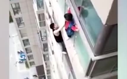 У Китаї дитина застрягла на карнизі 14 поверху у пошуках своїх батьків