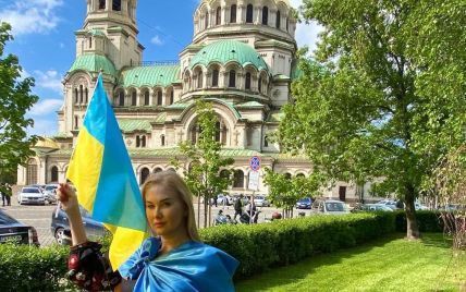 У вишиванці і з синьо-жовтим прапором: Катерина Бужинська у Болгарії вийшла на мітинг на підтримку України