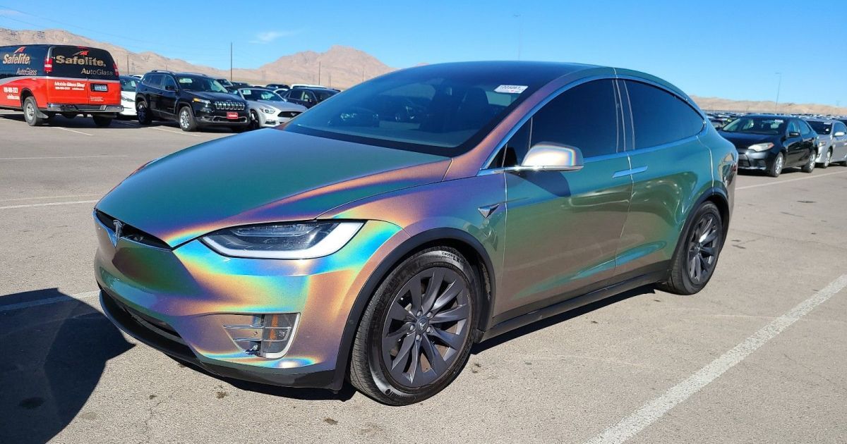 Чоловік повернув проблемний електрокросовер Tesla дилеру, за деякий час його придбали в Україні