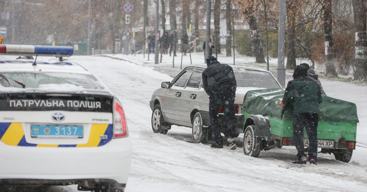 Київ у снігу: сьогодні на дорогах сталося понад 150 ДТП
