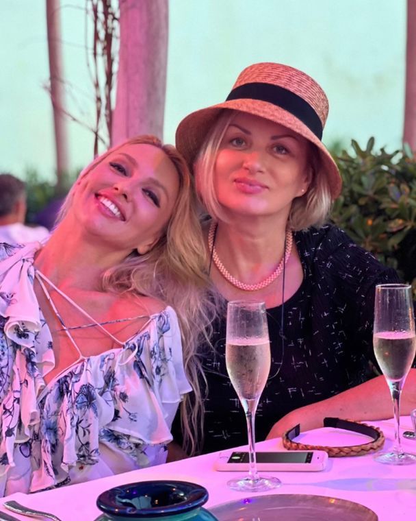 Оля Полякова с мамой / © instagram.com/polyakovamusic