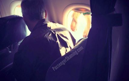 Мережу обурив пасажир літака, який розвісив шкарпетки просто на ілюмінаторі