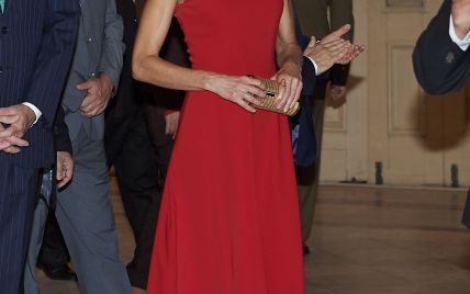 Ах, какая красивая: королева Летиция в красном платье сходила на выставку