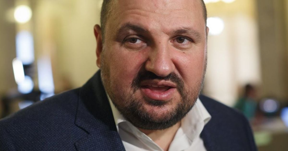 Ми просто сиділи в кафе і підійшли детективи НАБУ. Розенблат прокоментував затримання його охоронця