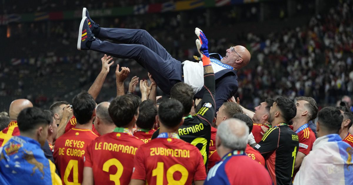 Луис де ла Фуэнте и игроки сборной Испании празднуют победу на Евро-2024