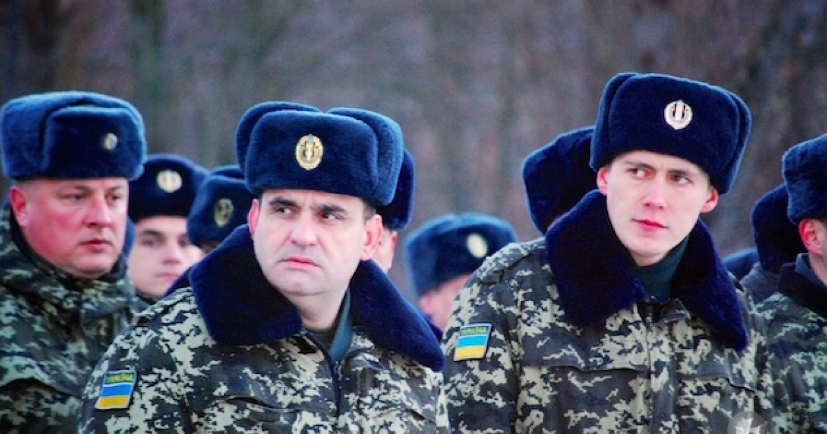Аби провести воїнів у далеку дорогу, на плацу зібралися військові, представники влади, духівництва, рідні бійців.