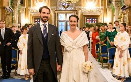 Платье Chanel и антикварная тиара: рассматриваем свадебный образ Нины Флор - жены греческого принца Филиппоса