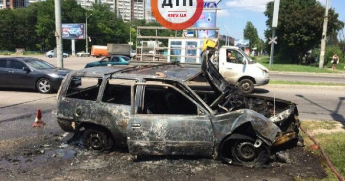 В Днепре водитель едва не сгорел заживо после столкновения со столбом