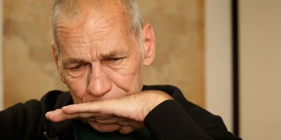 "Прыгал на мне": освобожденный из плена британец рассказал, как их пытали ради забавы