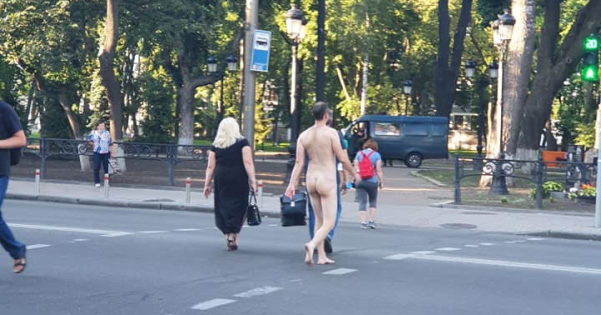 В Киеве голый мужчина разгуливал правительственным кварталом (фото, видео 18+)