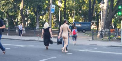 У Києві голий чоловік розгулював урядовим кварталом (фото, відео 18+)