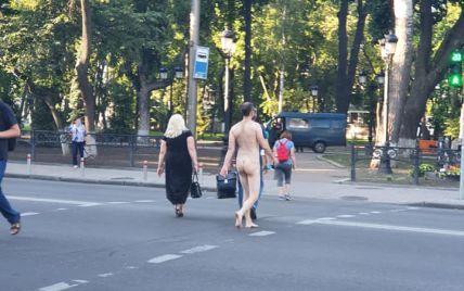 В Киеве голый мужчина разгуливал правительственным кварталом (фото, видео 18+)