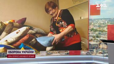 82-річна жінка на Житомирщині організувала цілий комбінат з виробництва подушок для ЗСУ