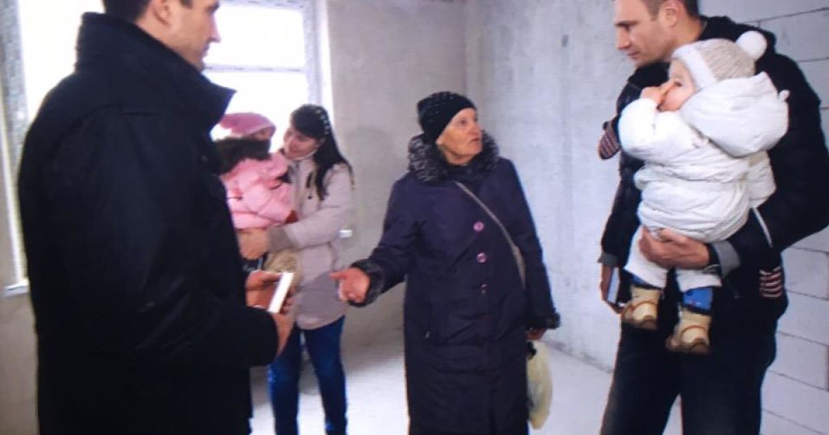 Братья Кличко вручили Марии Стус ключи от новой квартиры