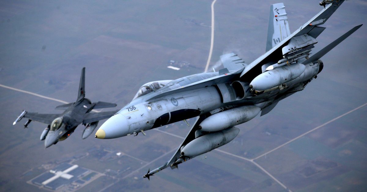 Китайские и российские бомбардировщики вместе приблизились к побережью Аляски.