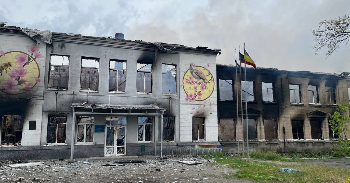 Окупанти обстріляли фосфорними боєприпасами школу в Авдіївці: згоріла вщент (фото)