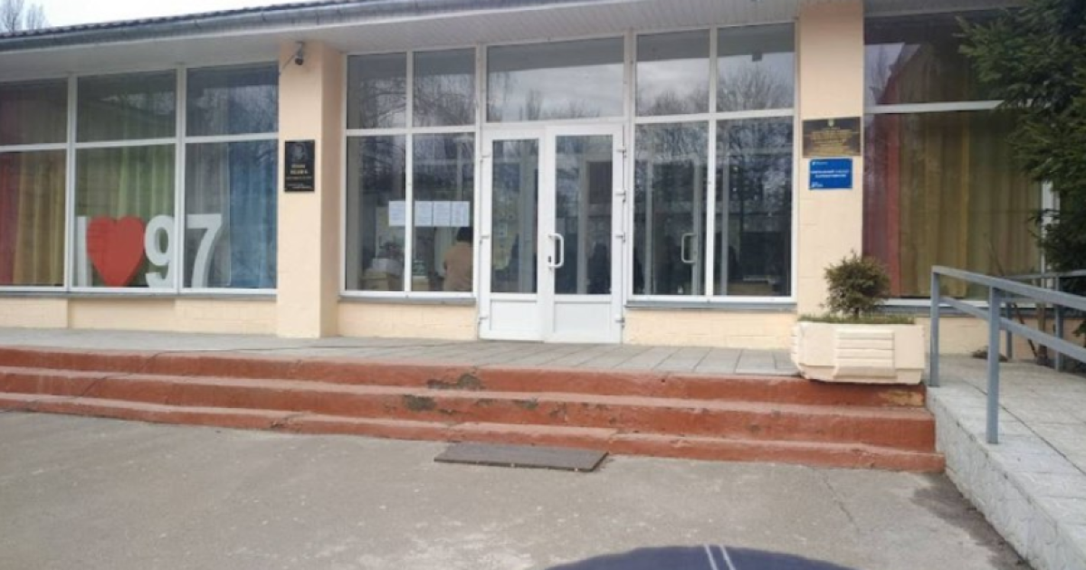 Діти скаржаться на кашель та важке дихання: в Києві у школі невідомий розбризкав перцевий балончик